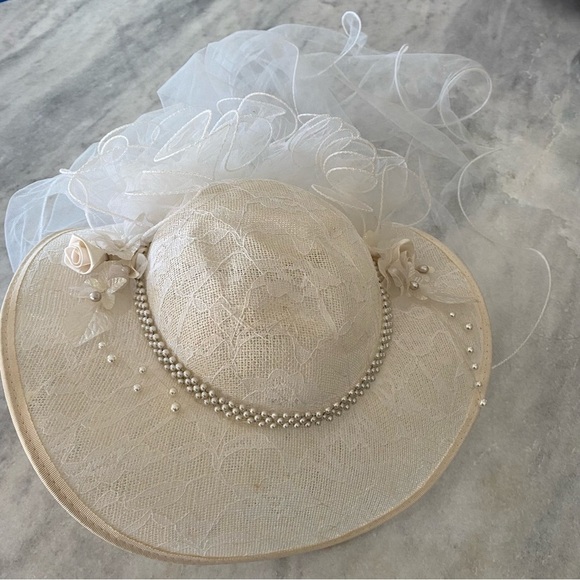 Vintage Wedding Veil Hat  Bride Lace Tulle Vail Cream pearls Roses